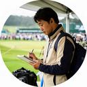 ゴルフ大会の取材現場でメモを取るツアー担当編集者